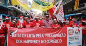  Contra a crise, o desemprego e a baixa no poder de compra papais-noeis protestam na região central de São Paulo