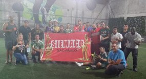  Trabalhadores da Limpeza Urbana se confraternizam com futebol entre amigos na Vila Leopoldina