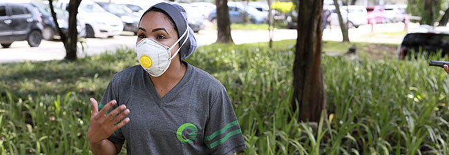  Auxiliar de Limpeza é uma das primeiras profissionais a receber a vacina de imunização contra a covid-19 no Brasil