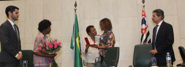 Diretora do Siemaco Andrea Ferreira oferece medalha Theodosina Ribeiro às trabalhadoras da limpeza