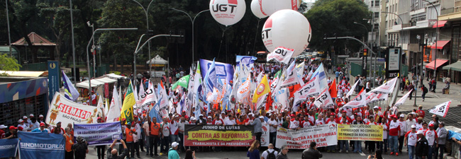  Militantes contrários às reformas Trabalhista e Previdenciária se reúnem em frente ao Ministério do Trabalho, em São Paulo