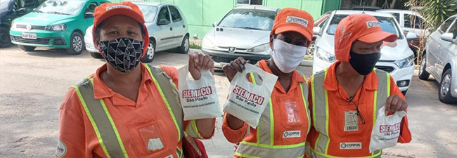  Trabalhadoras e trabalhadores da limpeza urbana recebem kits com álcool em gel e máscaras do SIEMACO-SP