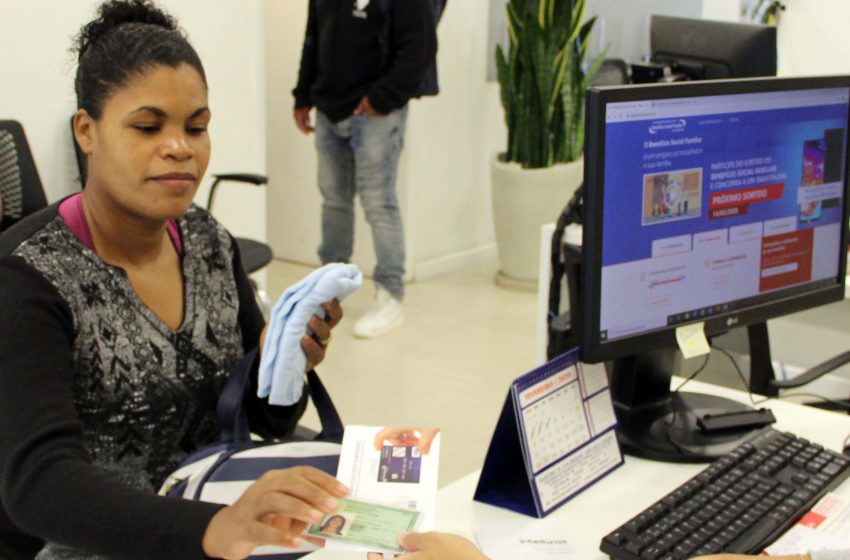  Trabalhadora recebe Benefício Natalidade no SIEMACO-SP, uma conquista sindical para o Asseio e Conservação