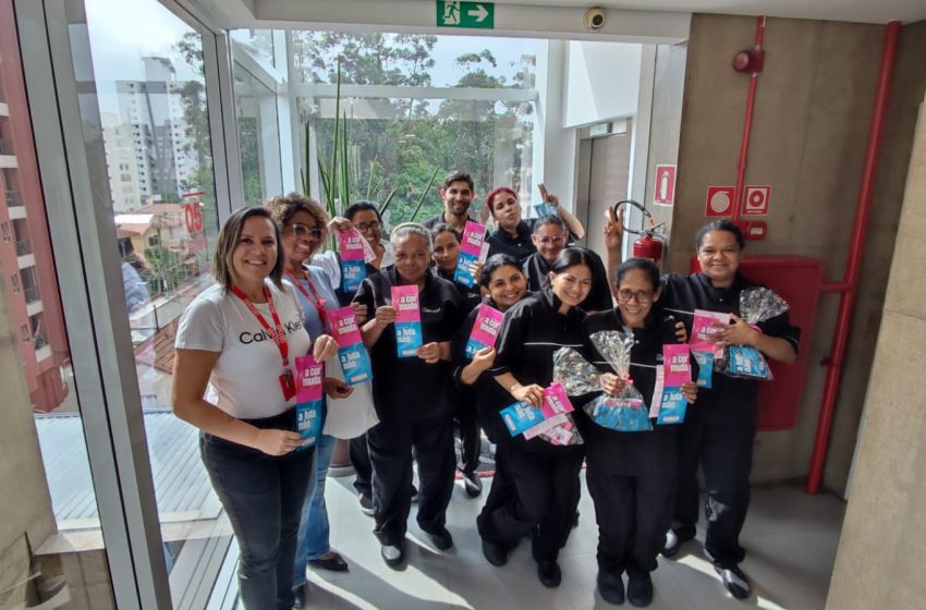  Trabalhadoras da sede do SIEMACO-SP recebem palestra sobre o Outubro Rosa