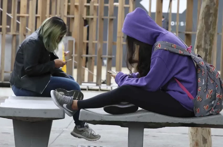  Nova Lei proíbe celulares nas escolas e garante mais igualdade entre os alunos, afirma SIEMACO-SP